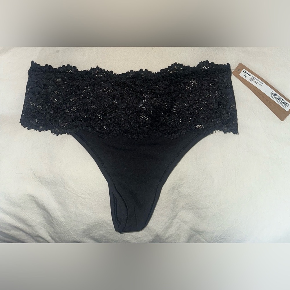 SKIMS fits everybody lace thong